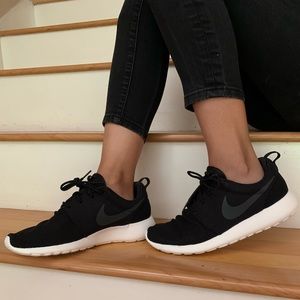 NEW Black Nike Roshe One